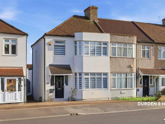 House for sale in Woodford Bridge, Greater London