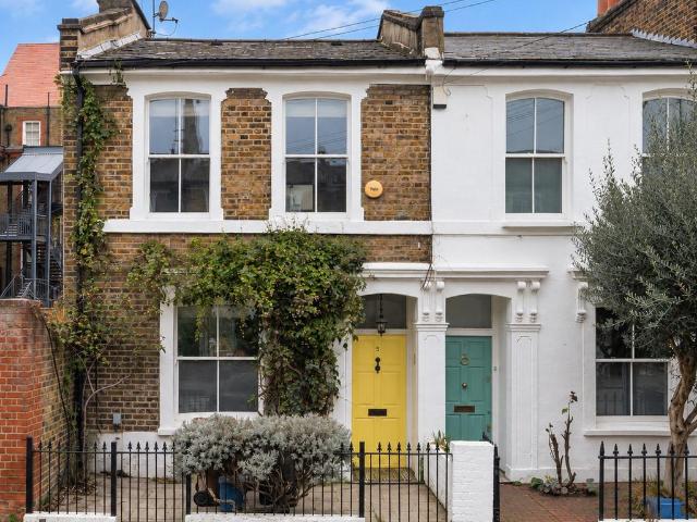 House for sale in Shacklewell, Greater London