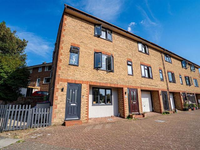 House for sale in West Marina, Guestling Green