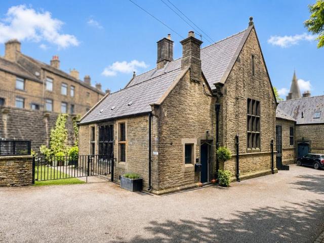 House for sale in Old Glossop, Charlesworth