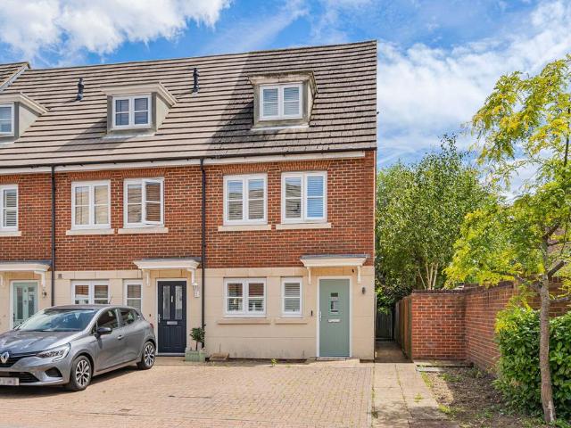 House for sale in Caterham on the Hill, Hillview