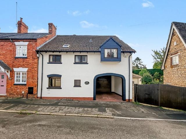 House for sale in Flore, West Northamptonshire