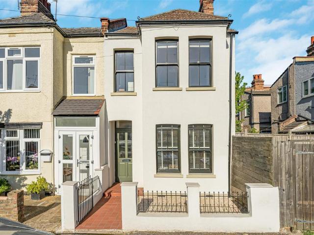 House for sale in Hale End, Greater London