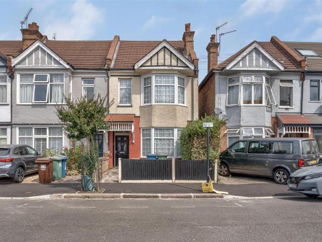 House for sale in Wealdstone, Greater London