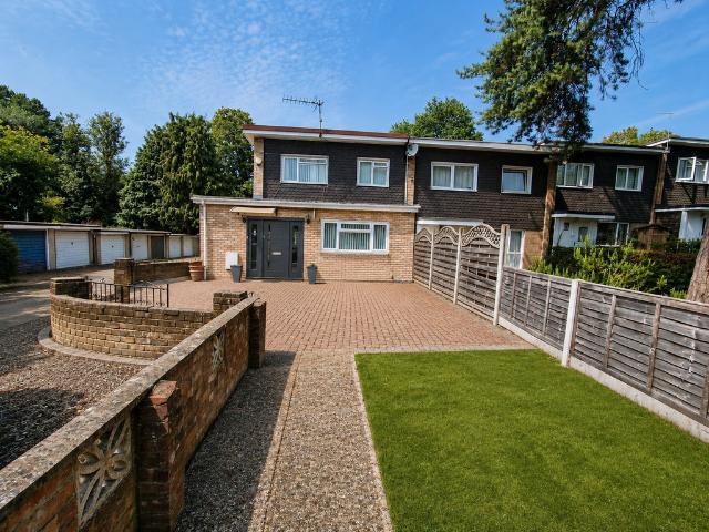 House for sale in Watford Rural, Batchworth