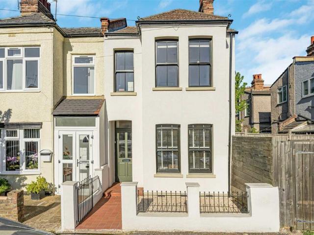 House for sale in Hale End, Greater London