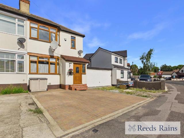 House for sale in Elm Park, Greater London