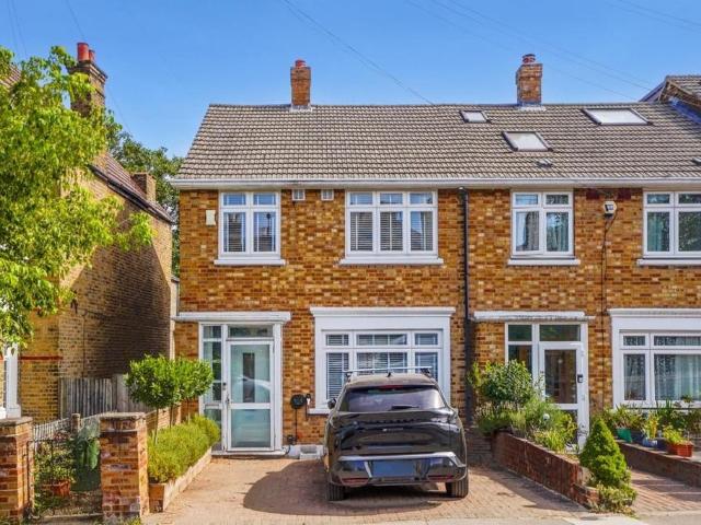House for sale in London Borough of Lewisham, Bell Green