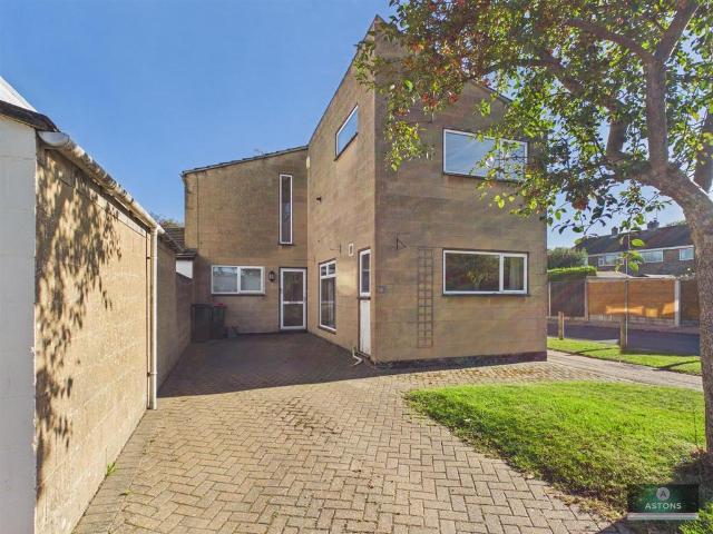 House for sale in Furnace Green, Crawley