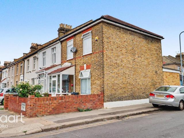 House for sale in Seven Kings, Greater London