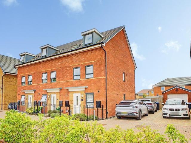 House for sale in Overstone, Moulton
