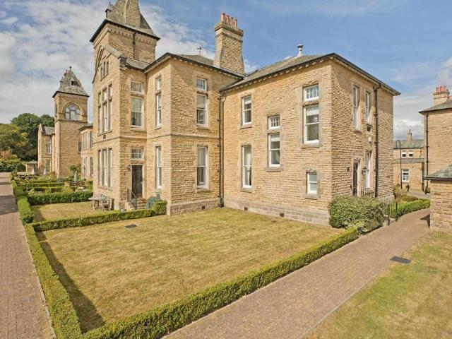House for sale in Tranmere Park, West Yorkshire