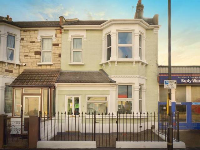 House for sale in Little Ilford, Greater London