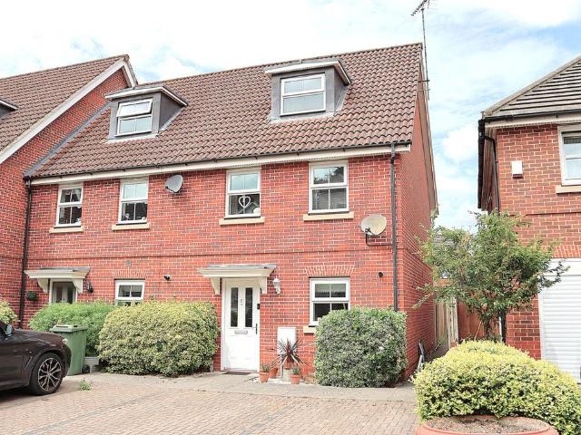House for sale in The Crescent, Farnborough
