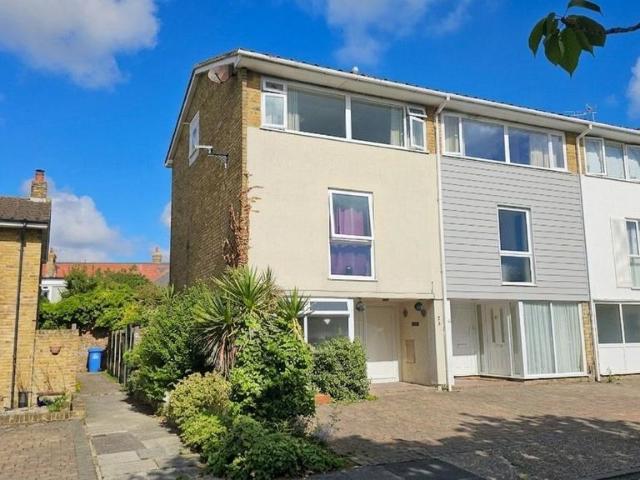 House for sale in Upton, Acol