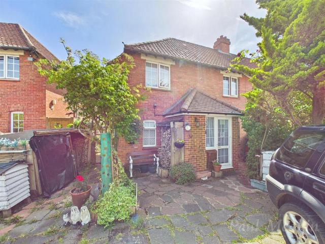 House for sale in Hillview, Surrey