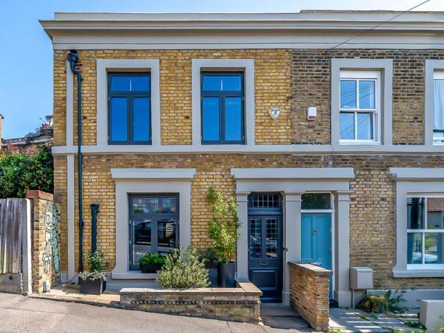House for sale in Tulse Hill, Greater London