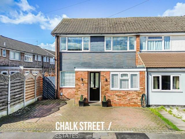 House for sale in Elm Park, Greater London