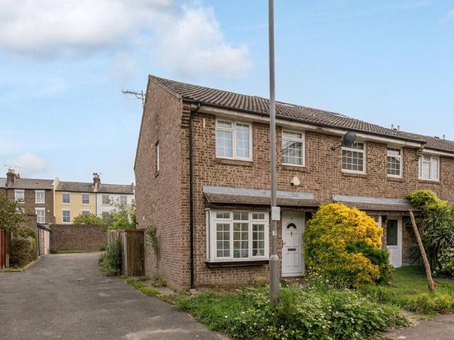 House for sale in Summerstown, Greater London