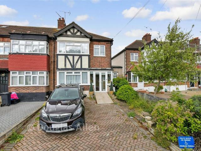 House for sale in Woodford Bridge, Greater London