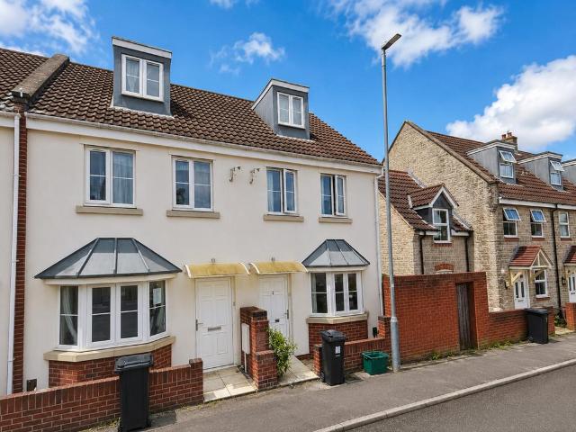 House for sale in Kingswood
