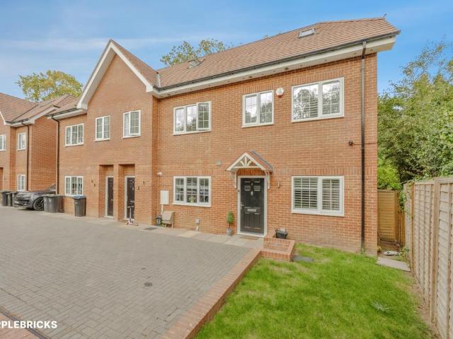 House for sale in London Borough of Croydon, Kenley