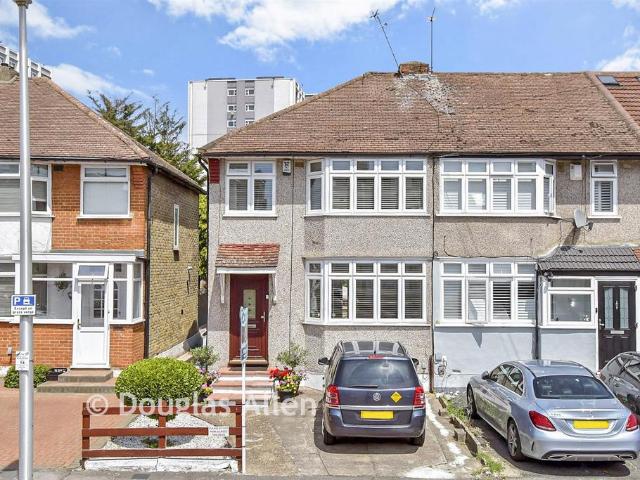 House for sale in Woodford, Greater London