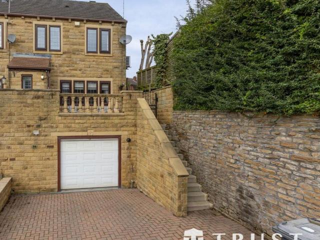 House for sale in Dewsbury, West Yorkshire