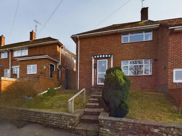 House for sale in Counters End, Pouchen End