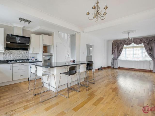 House for sale in Bowes, Greater London