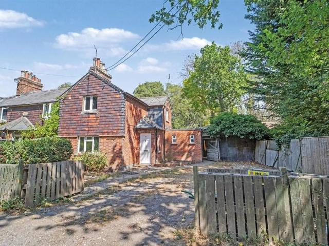 House for sale in Aldermaston Wharf, West Berkshire