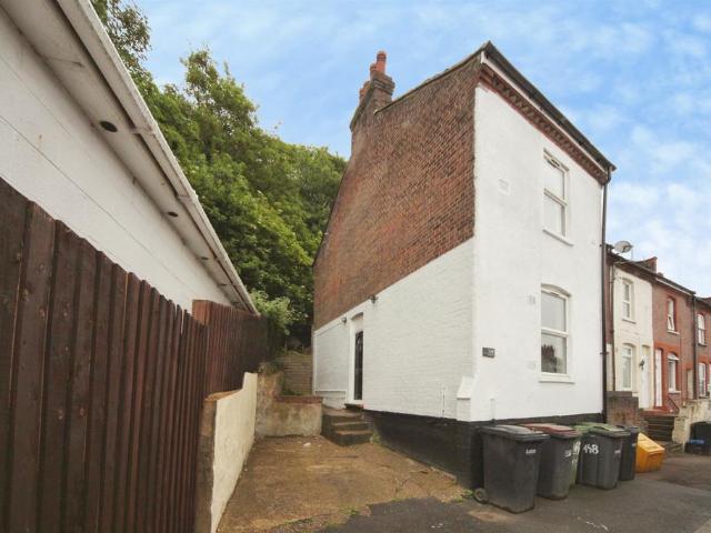 House for sale in Spring Park, Luton
