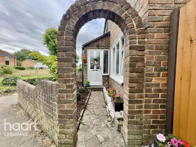 House for sale in Woodside Estate, Houghton Regis