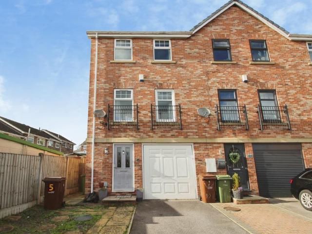 House for sale in Horbury, West Yorkshire