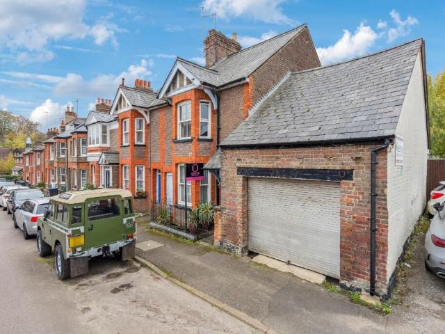 House for sale in Ashlyns Estate, Pouchen End