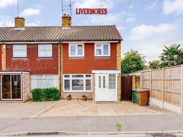 House for sale in Barnes Cray, Greater London