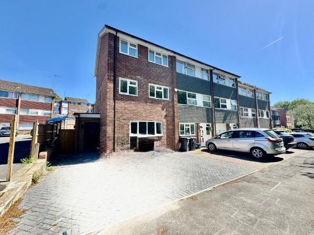 House for sale in Spring Park, Luton