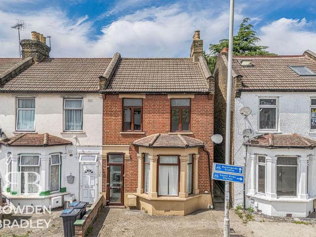 House for sale in Newbury Park, Greater London