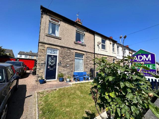 House for sale in Almondbury, West Yorkshire