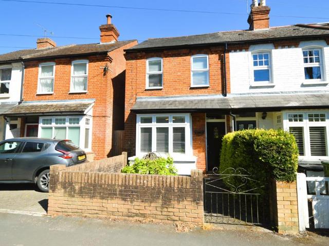 House for sale in Heol-las, Surrey