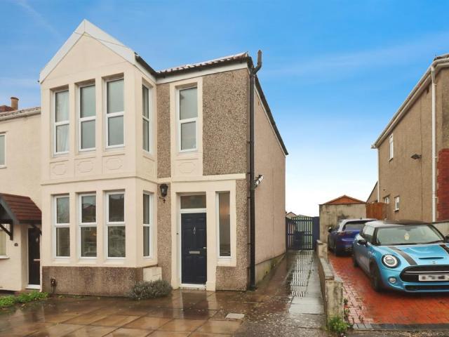 House for sale in Kingswood