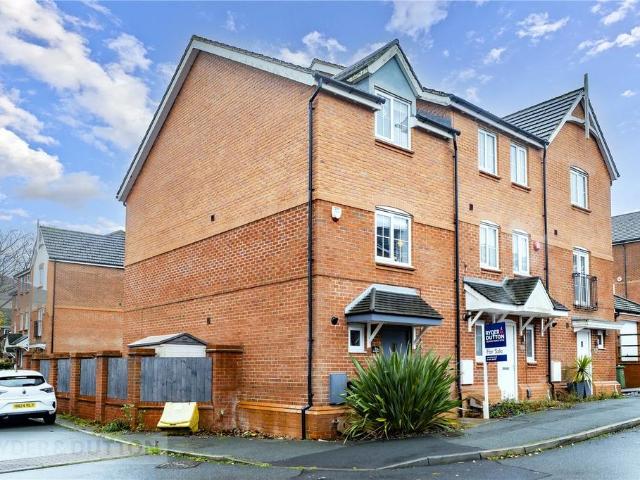 House for sale in Lindley, West Yorkshire