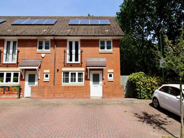 House for sale in Hedge End, Helford