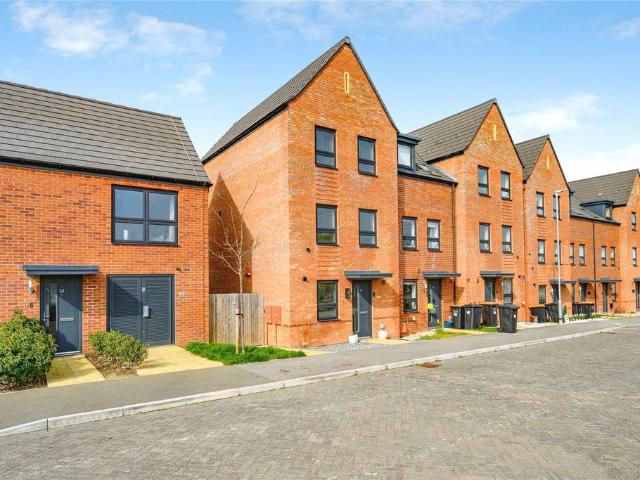 House for sale in Houghton Regis, Bedfordshire