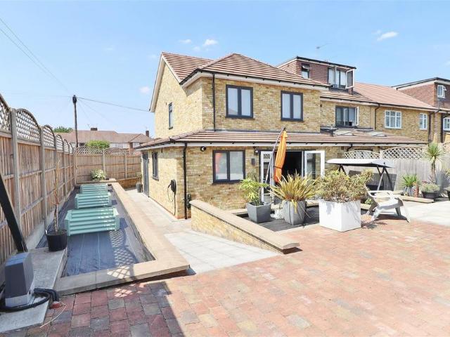 House for sale in Elstree and Borehamwood, Borehamwood
