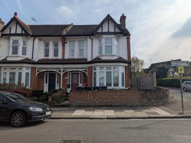 Flat for sale in Finchley, Greater London