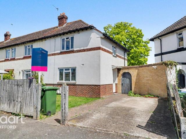 House for sale in Barnes Cray, Greater London