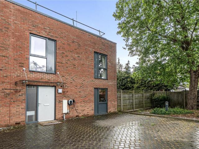 House for sale in London Borough of Ealing, Perivale