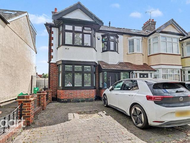 House for sale in Newbury Park, Greater London
