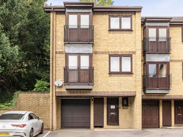 House for sale in Hillview, Surrey
